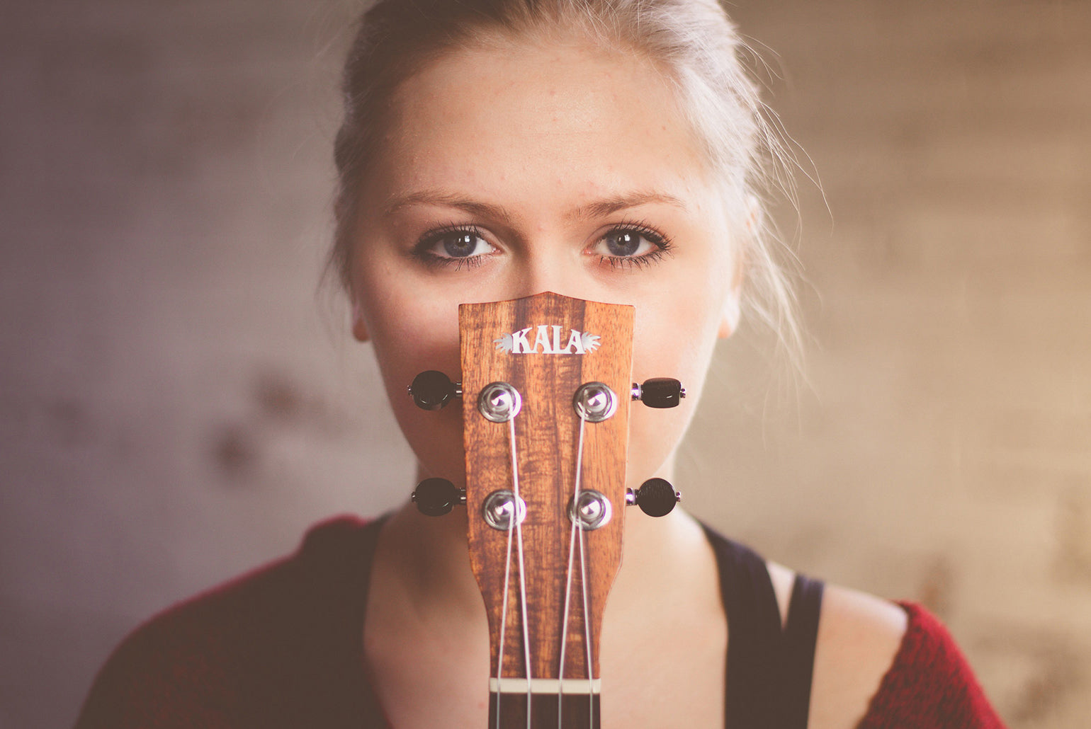 How MARLOWE Captures Gritty Rock Tones With Her Ukulele