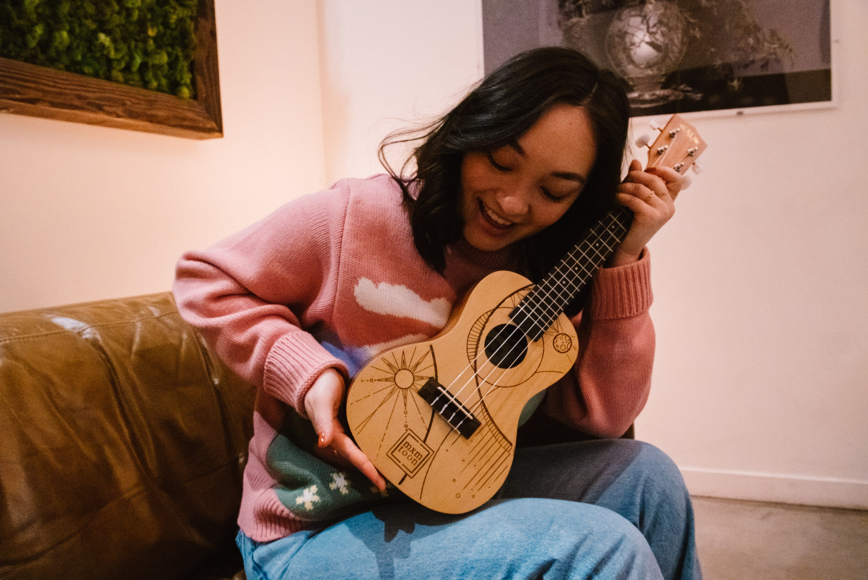 mxmtoon teaches "Creep" by Radiohead on the ukulele